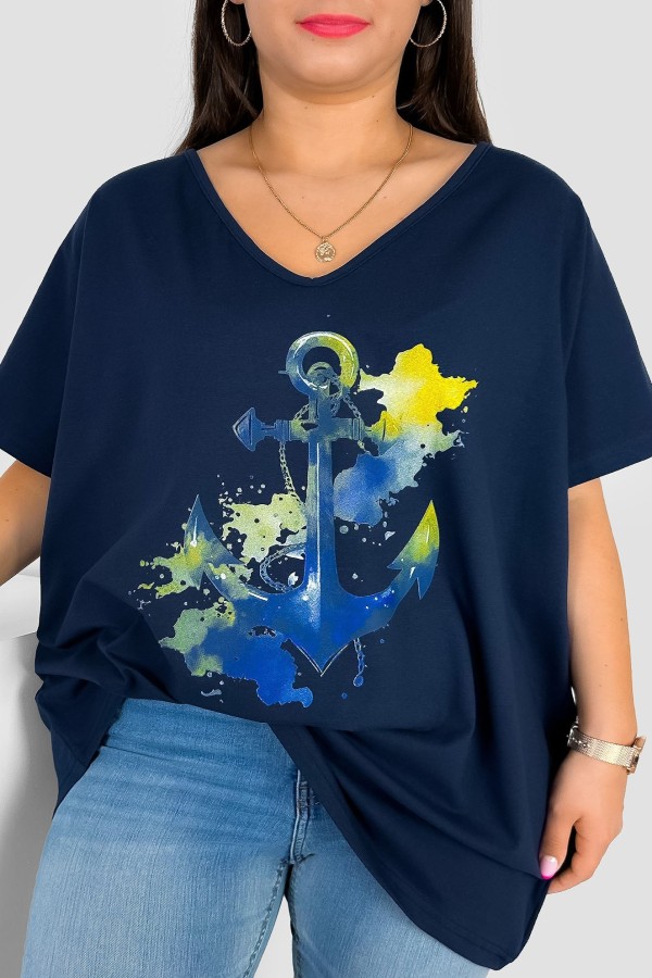 Bluzka damska T-shirt plus size w kolorze granatowym print niebiesko żółta kotwica