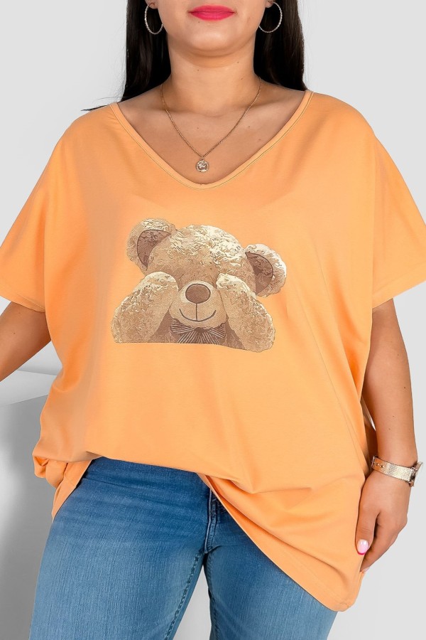 Bluzka damska T-shirt plus size w kolorze pomarańczowym print miś zakryte oczy