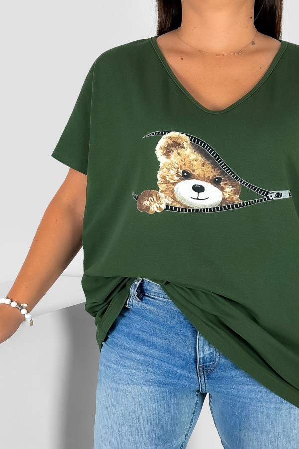 Bluzka damska T-shirt plus size w kolorze khaki nadruk miś teddy zip 1