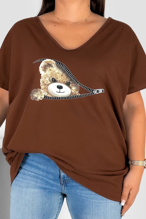 Bluzka damska T-shirt plus size w kolorze brązowym nadruk miś teddy zip