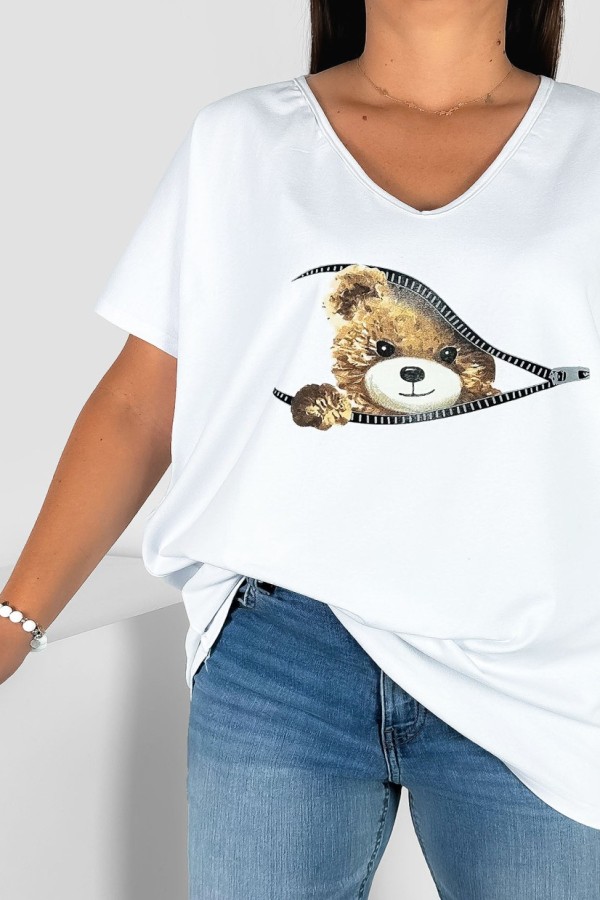 Bluzka damska T-shirt plus size w kolorze białym nadruk miś teddy zip 1