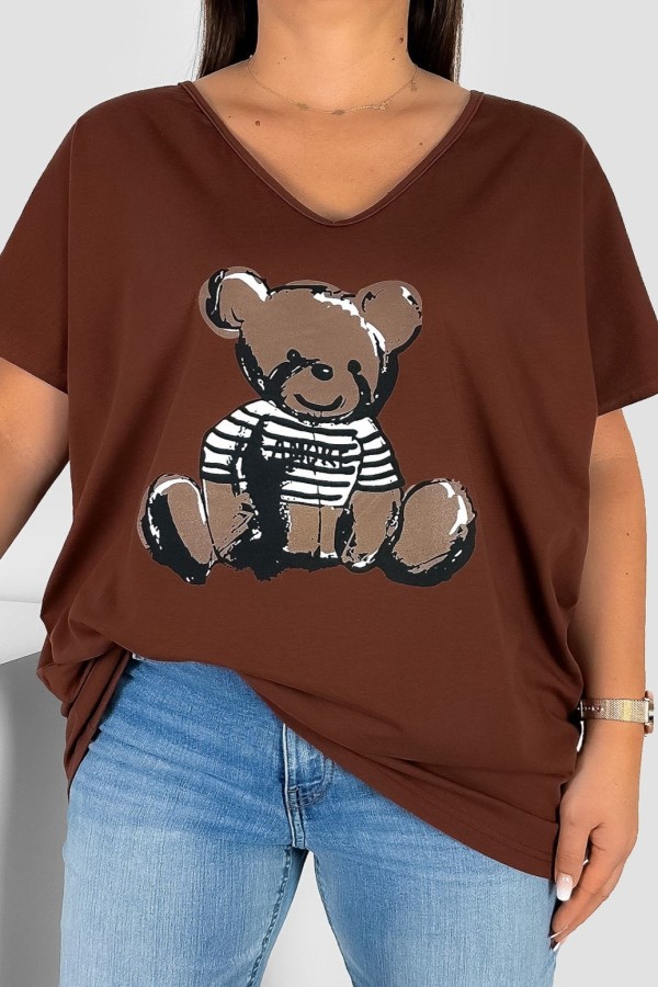 Bluzka damska T-shirt plus size w kolorze brązowym nadruk miś teddy