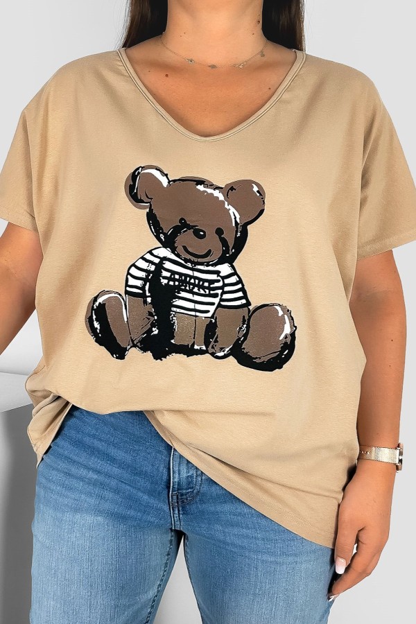 Bluzka damska T-shirt plus size w kolorze beżowym nadruk miś teddy
