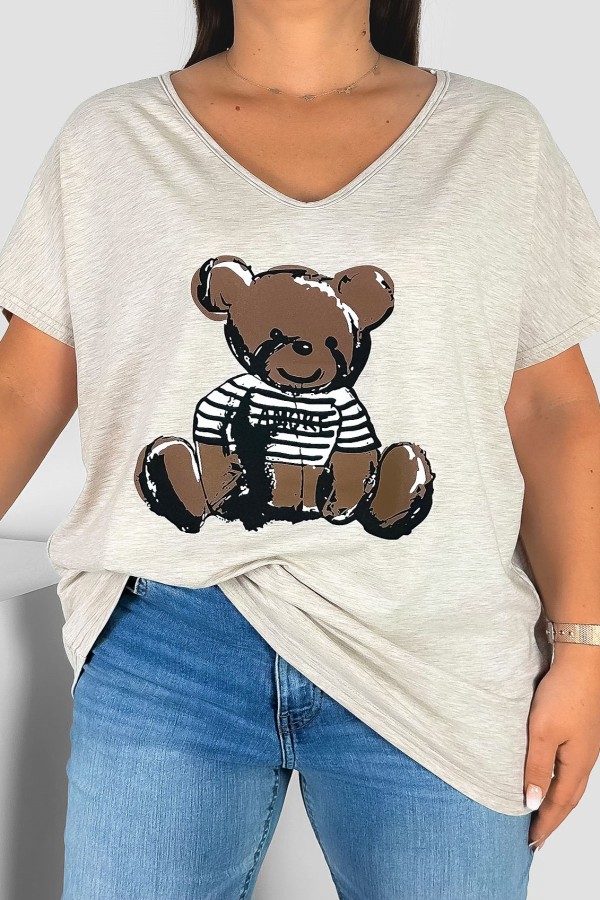 Bluzka damska T-shirt plus size w kolorze beżowego melanżu nadruk miś teddy