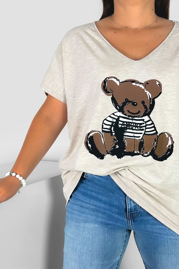 Bluzka damska T-shirt plus size w kolorze beżowego melanżu nadruk miś teddy 1
