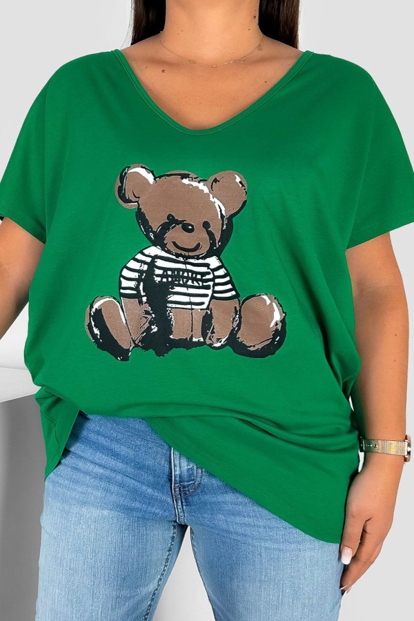 Bluzka damska T-shirt plus size w kolorze zielonym nadruk miś teddy