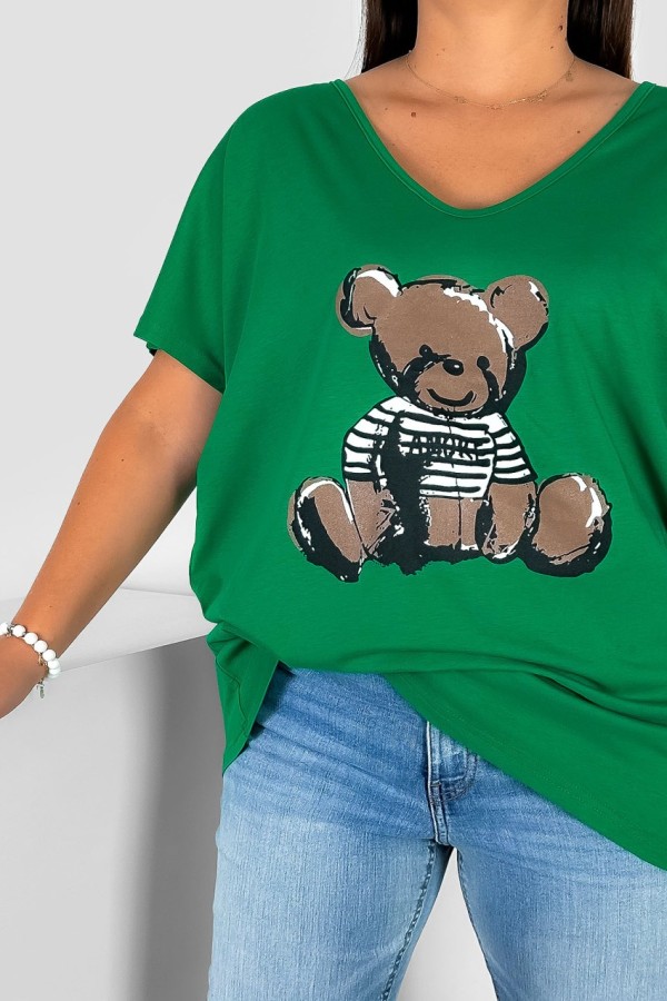 Bluzka damska T-shirt plus size w kolorze zielonym nadruk miś teddy 1