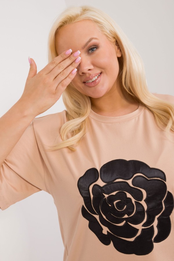Bluzka damska plus size w kolorze camelowym rozcięcia aplikacja kwiat Manuela 3