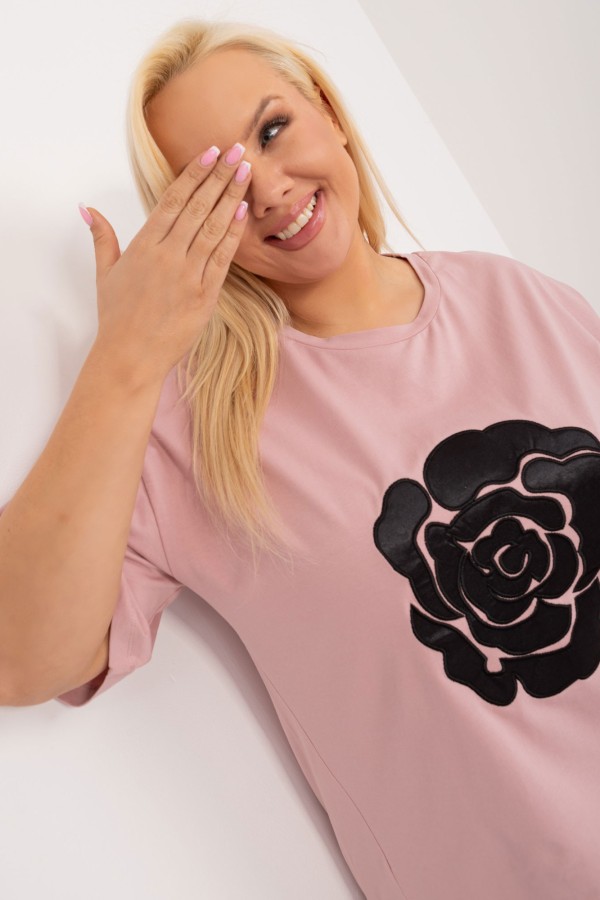 Bluzka damska plus size w kolorze pudrowym rozcięcia aplikacja kwiat Manuela 2