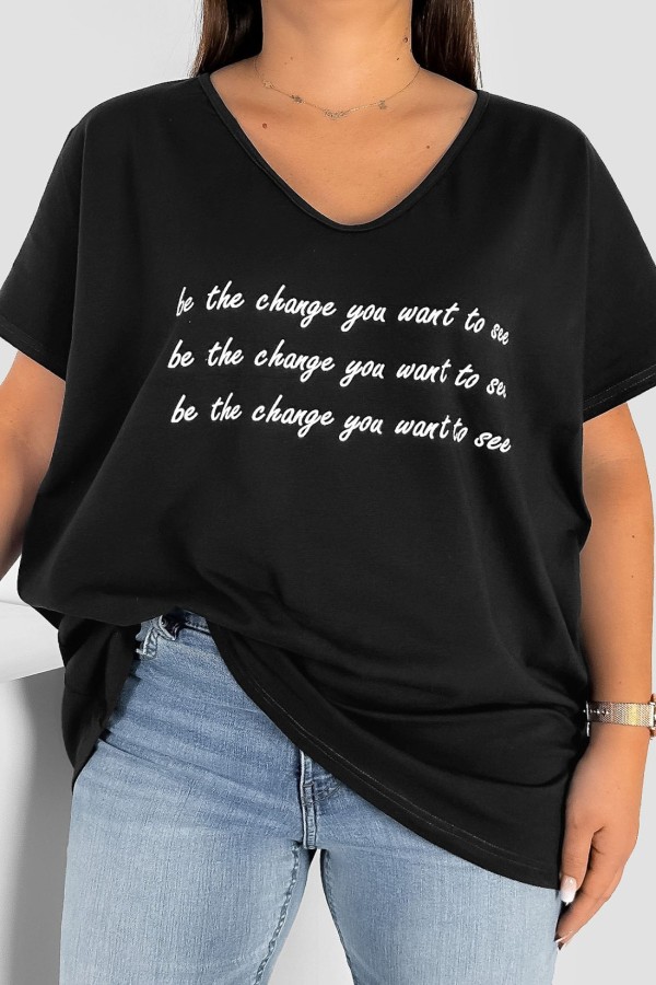 Bluzka damska T-shirt plus size w kolorze antracytowym napisy be the change