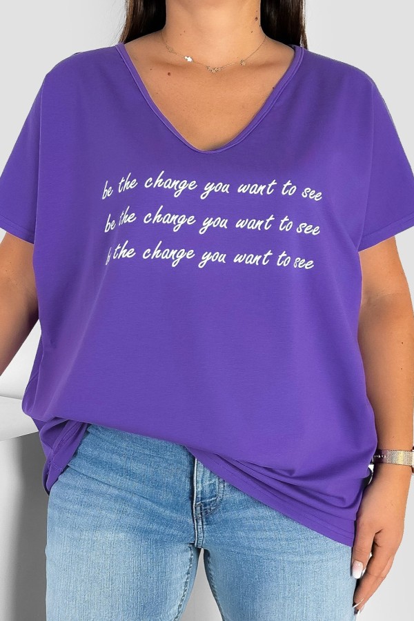 Bluzka damska T-shirt plus size w kolorze jagodowym napisy be the change