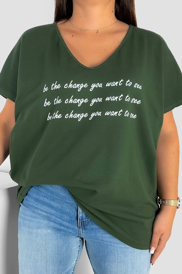 Bluzka damska T-shirt plus size w kolorze khaki napisy be the change
