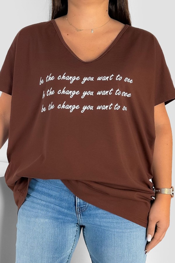 Bluzka damska T-shirt plus size w kolorze brązowym napisy be the change