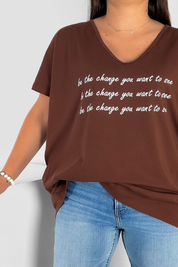 Bluzka damska T-shirt plus size w kolorze brązowym napisy be the change 1