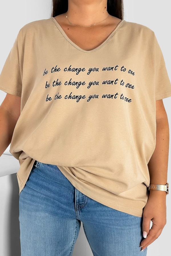Bluzka damska T-shirt plus size w kolorze beżowym napisy be the change
