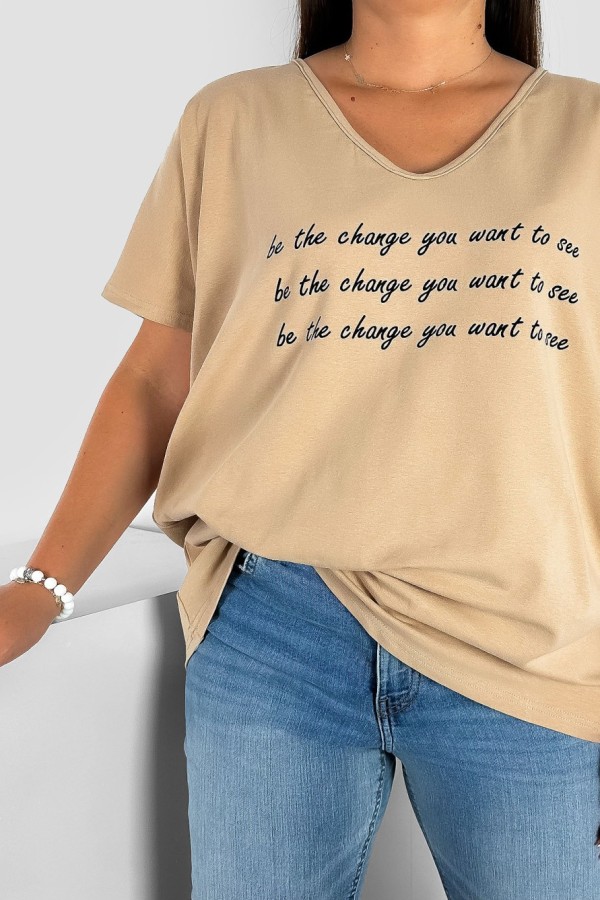 Bluzka damska T-shirt plus size w kolorze beżowym napisy be the change 1