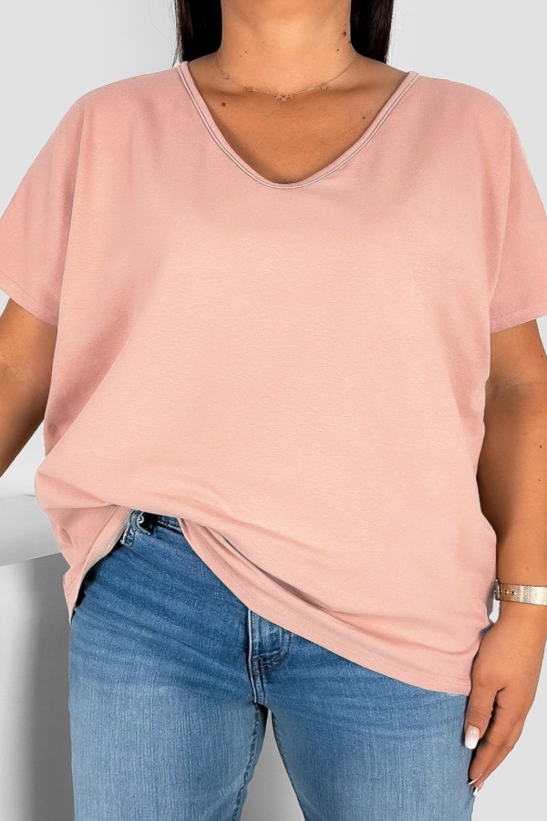 Bluzka damska T-shirt plus size w kolorze pudrowym dekolt w serek