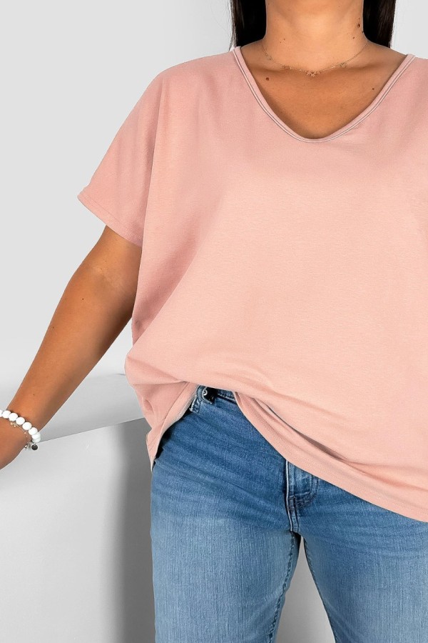 Bluzka damska T-shirt plus size w kolorze pudrowym dekolt w serek 1