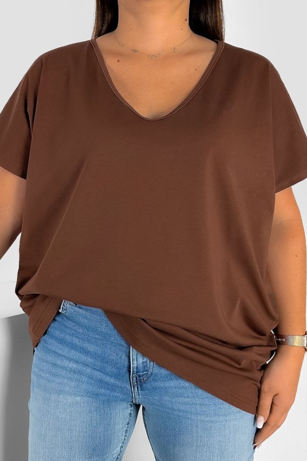 Bluzka damska T-shirt plus size w kolorze brązowym dekolt w serek