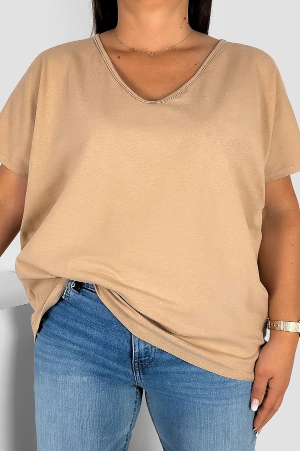 Bluzka damska T-shirt plus size w kolorze cappuccino beż dekolt w serek