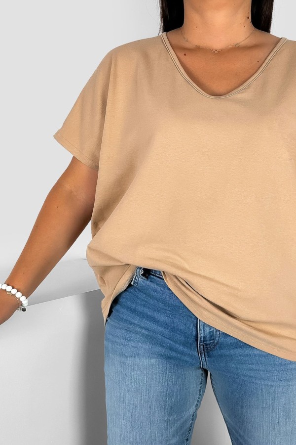 Bluzka damska T-shirt plus size w kolorze cappuccino beż dekolt w serek 1