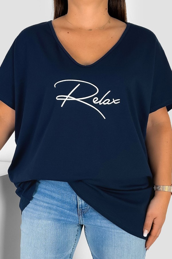 Bluzka damska T-shirt plus size w kolorze granatowym nadruk napis Relax