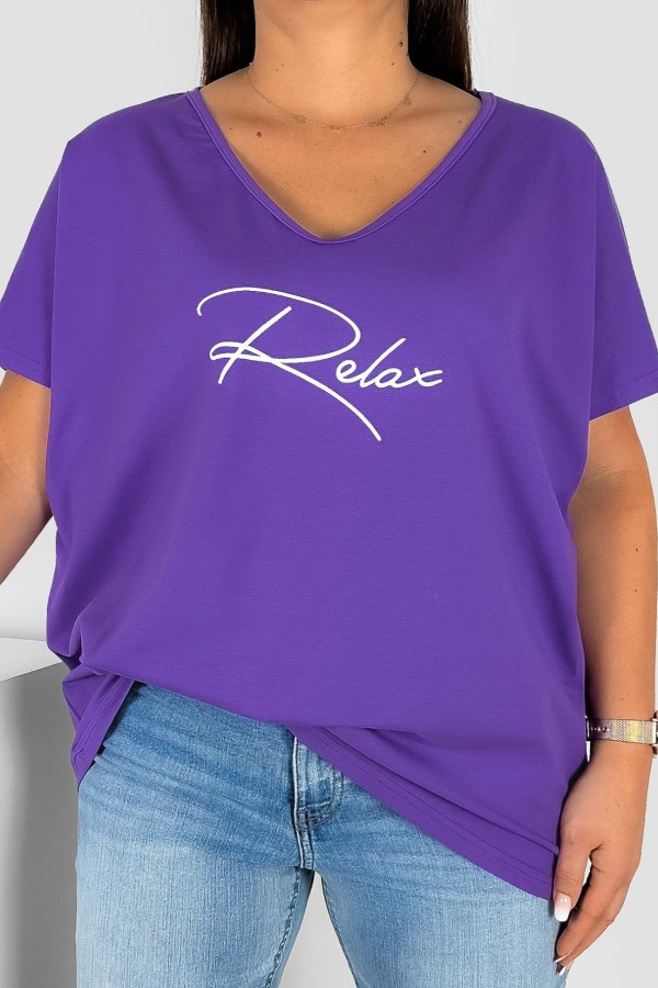 Bluzka damska T-shirt plus size w kolorze jagodowym nadruk napis Relax