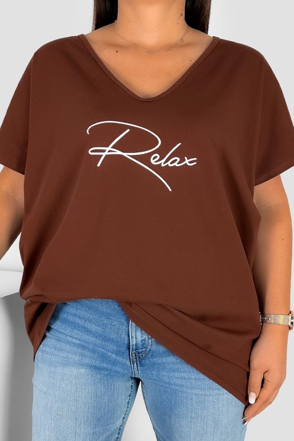 Bluzka damska T-shirt plus size w kolorze brązowym nadruk napis Relax
