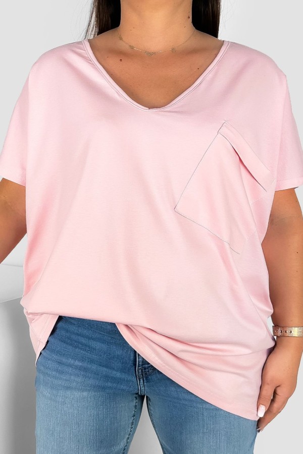 Bluzka damska T-shirt plus size w kolorze pudrowym kieszeń