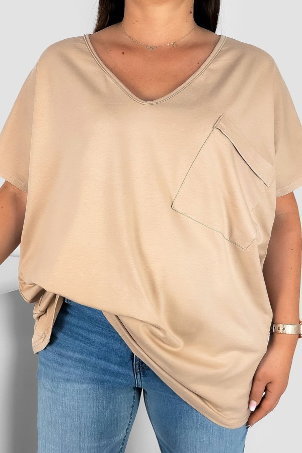Bluzka damska T-shirt plus size w kolorze beżowym kieszeń