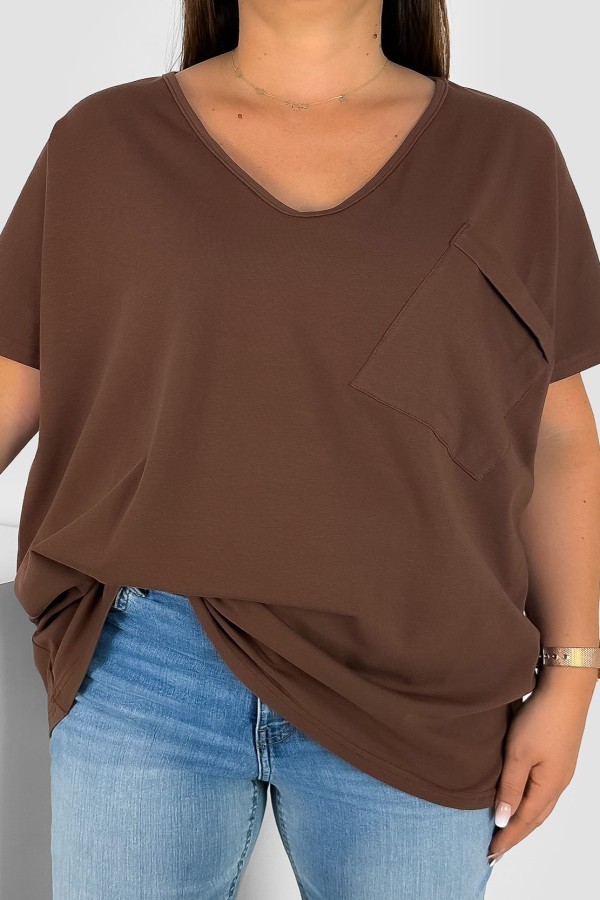 Bluzka damska T-shirt plus size w kolorze brązowym kieszeń