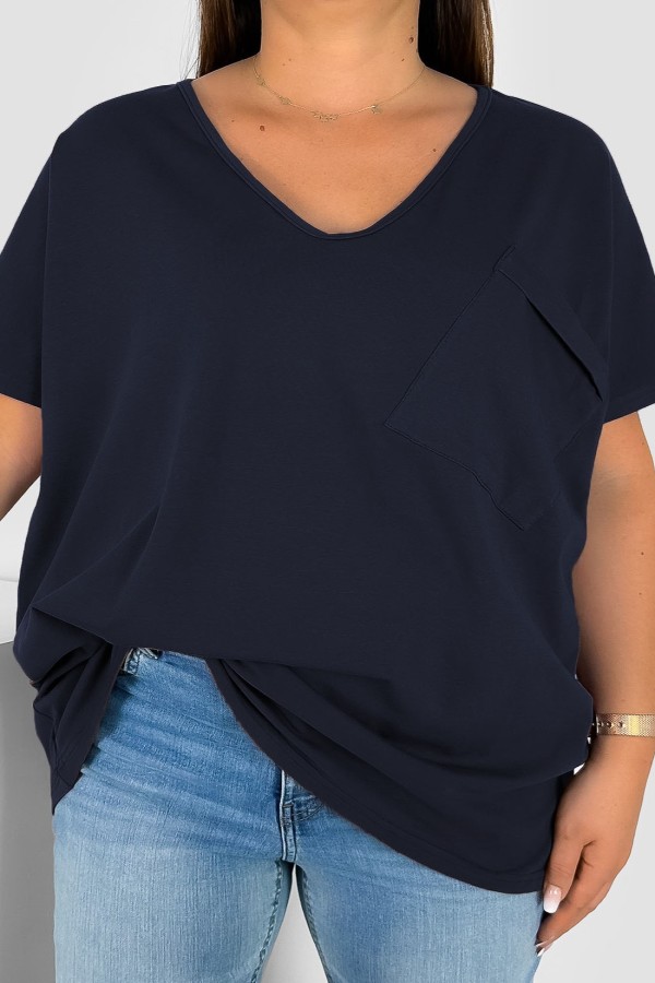 Bluzka damska T-shirt plus size w kolorze czarnego granatu kieszeń