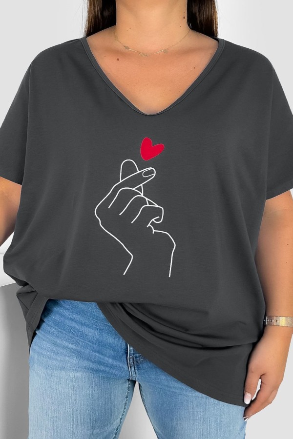 Bluzka damska T-shirt plus size w kolorze grafitowym nadruk dłoń hand