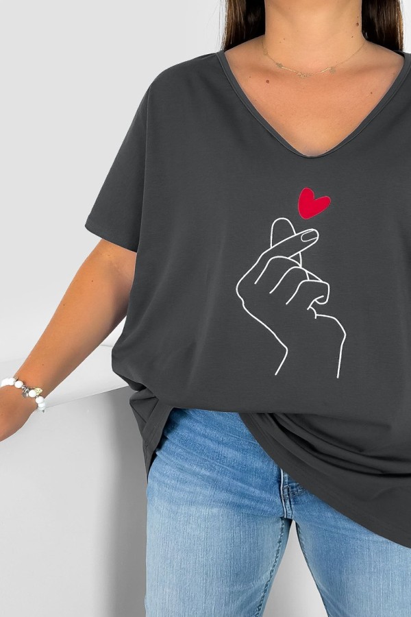 Bluzka damska T-shirt plus size w kolorze grafitowym nadruk dłoń hand 1