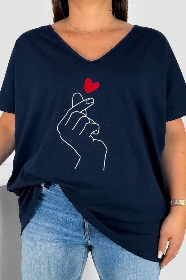 Bluzka damska T-shirt plus size w kolorze granatowym nadruk dłoń hand