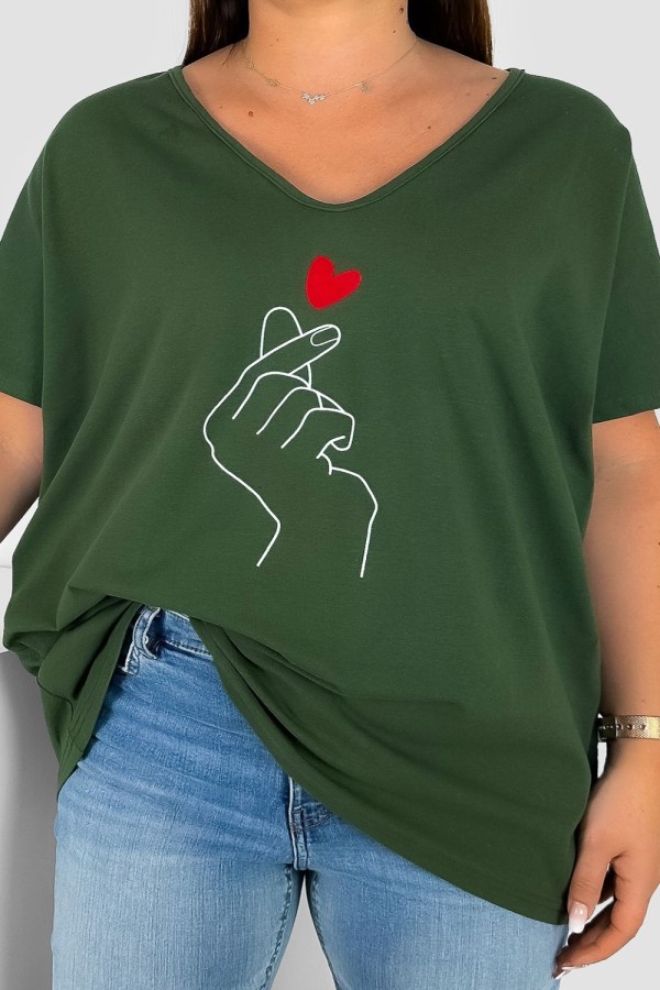Bluzka damska T-shirt plus size w kolorze khaki nadruk dłoń hand