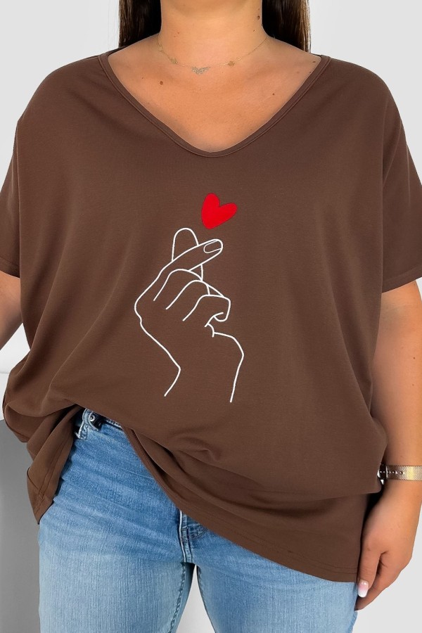 Bluzka damska T-shirt plus size w kolorze brązowym nadruk dłoń hand