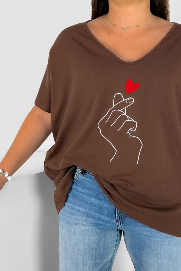 Bluzka damska T-shirt plus size w kolorze brązowym nadruk dłoń hand 1