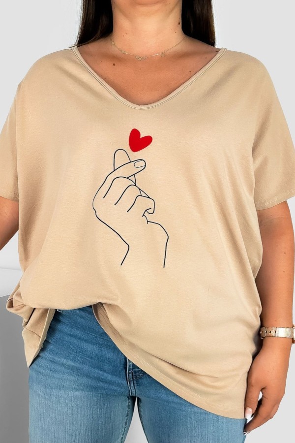 Bluzka damska T-shirt plus size w kolorze beżowym nadruk dłoń hand