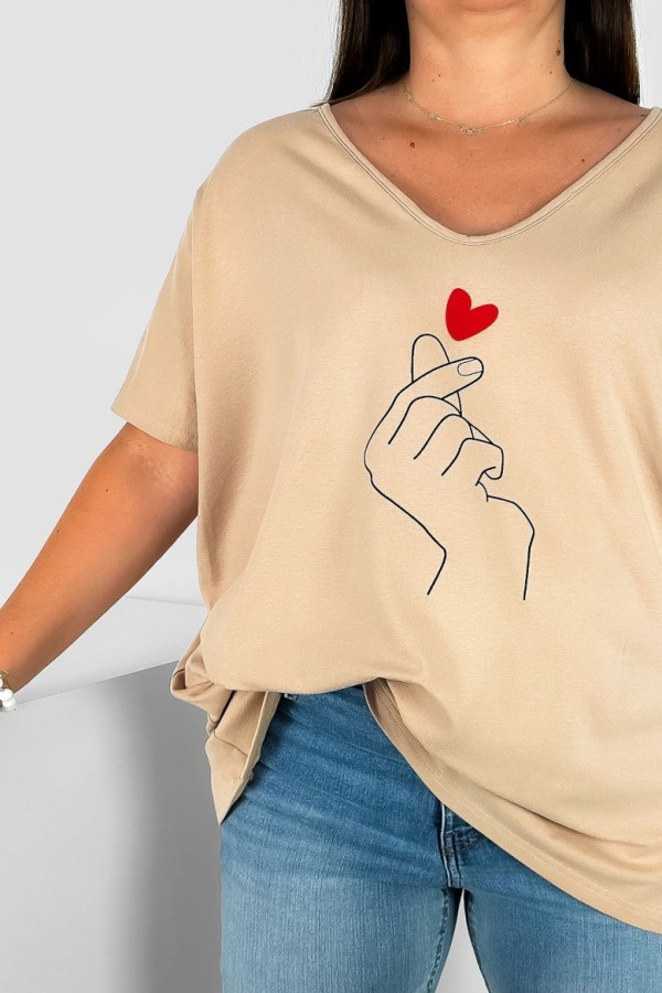 Bluzka damska T-shirt plus size w kolorze beżowym nadruk dłoń hand 1