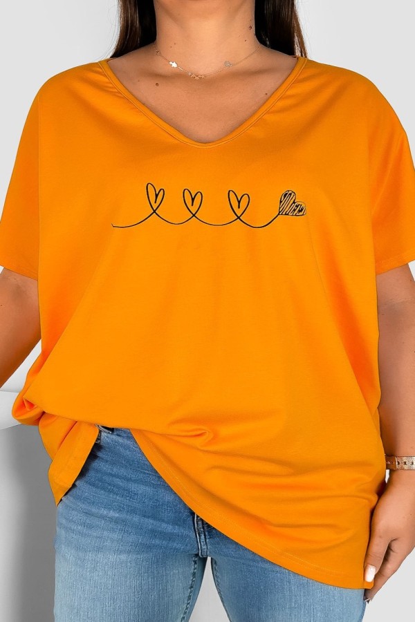 Bluzka damska T-shirt plus size w kolorze pomarańczowym nadruk serduszka clouds