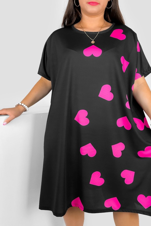Sukienka damska plus size nietoperz multikolor wzór różowe serduszka na boku Helia 2