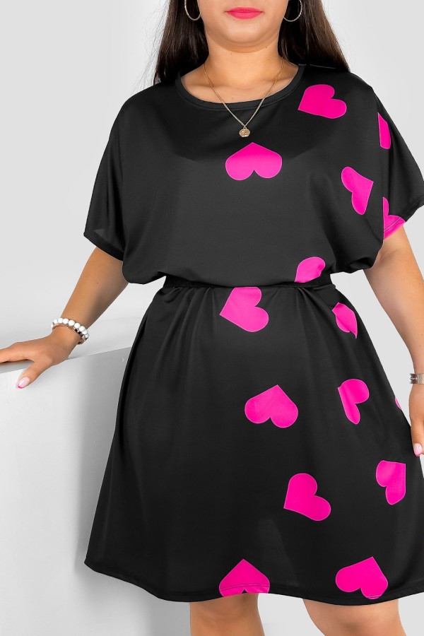 Sukienka damska plus size nietoperz multikolor wzór różowe serduszka na boku Helia 1
