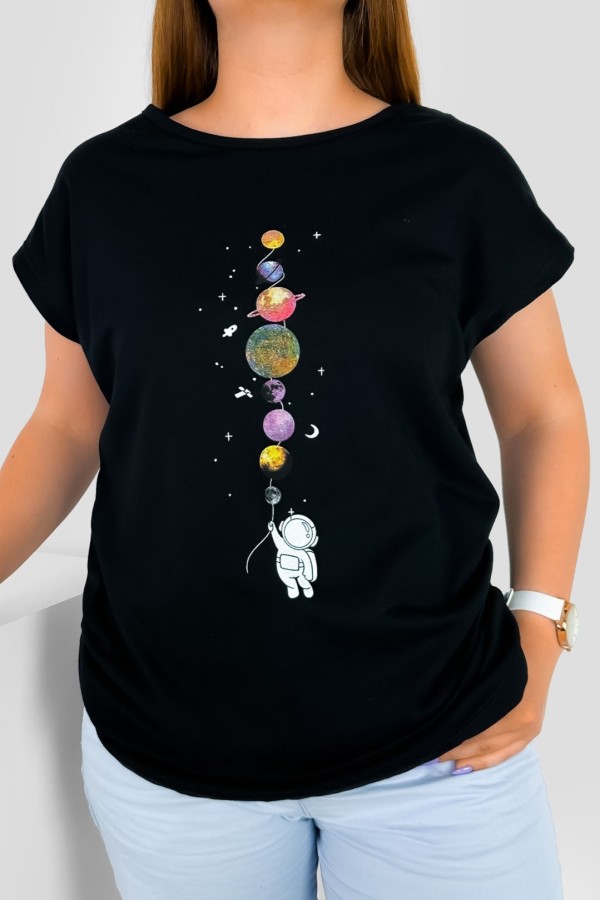 T-shirt damski w kolorze czarnym nadruk planety astronauta kosmos