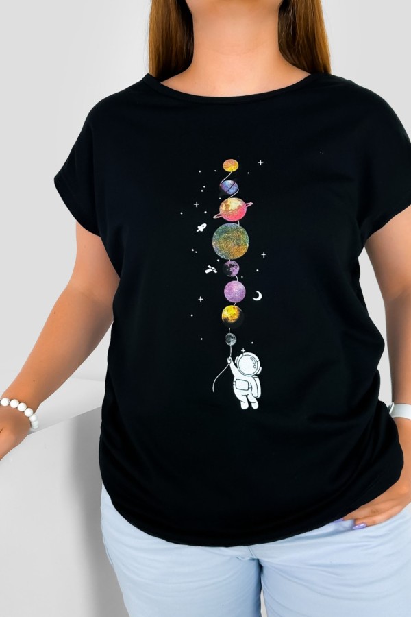 T-shirt damski w kolorze czarnym nadruk planety astronauta kosmos 1