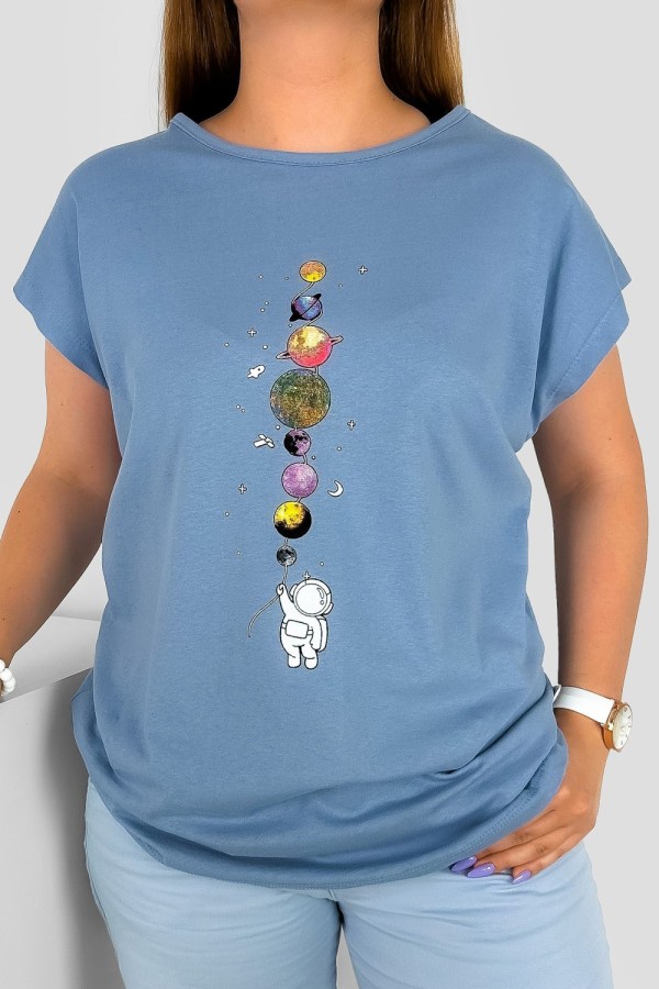 T-shirt damski w kolorze denim nadruk planety astronauta kosmos