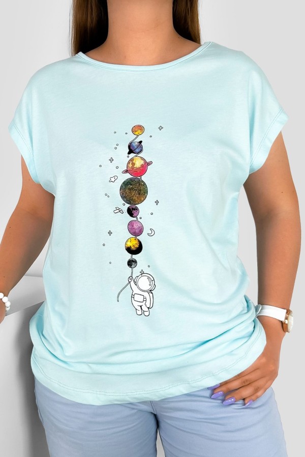 T-shirt damski w kolorze cyjanowym nadruk planety astronauta kosmos