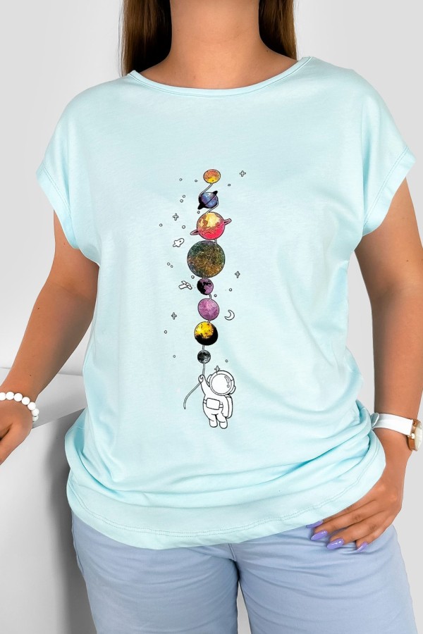 T-shirt damski w kolorze cyjanowym nadruk planety astronauta kosmos 1