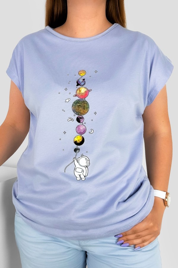 T-shirt damski w kolorze jasnego bzu nadruk planety astronauta kosmos