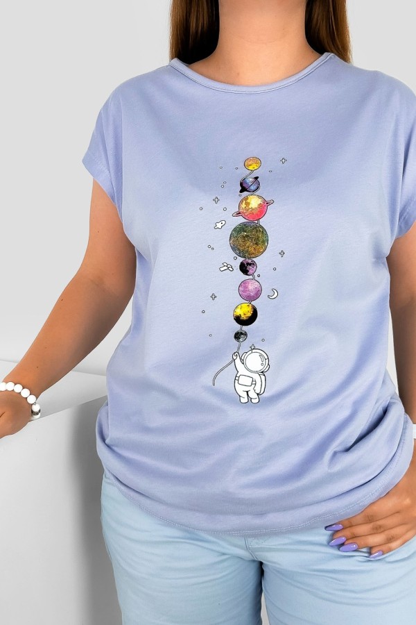 T-shirt damski w kolorze jasnego bzu nadruk planety astronauta kosmos 1